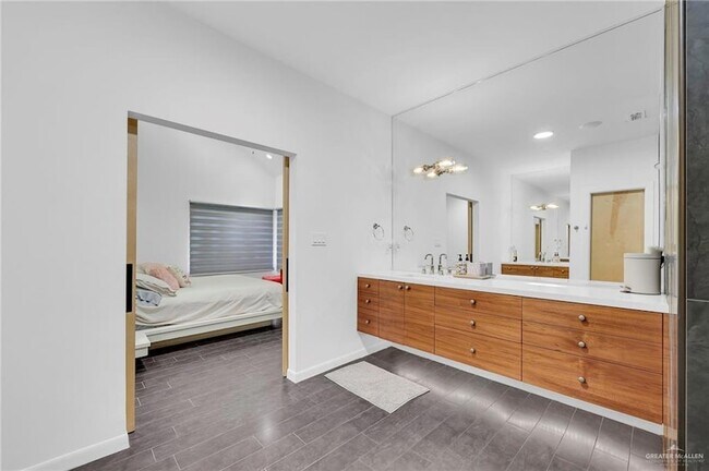 Building Photo - 2411 W Holland Ave