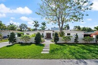 Building Photo - 2600 Yacht Club Blvd