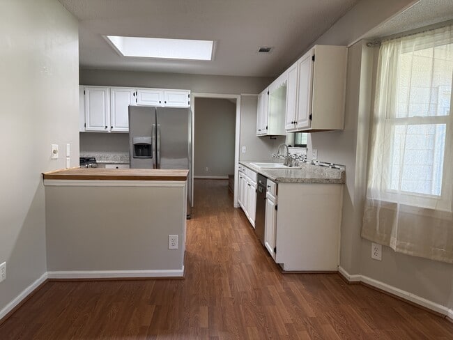 Building Photo - 122 Longleaf Cir