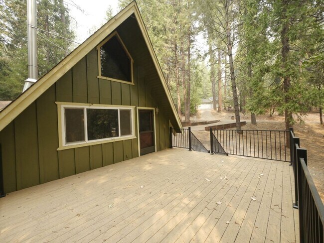Building Photo - 16870 Alpine Dr