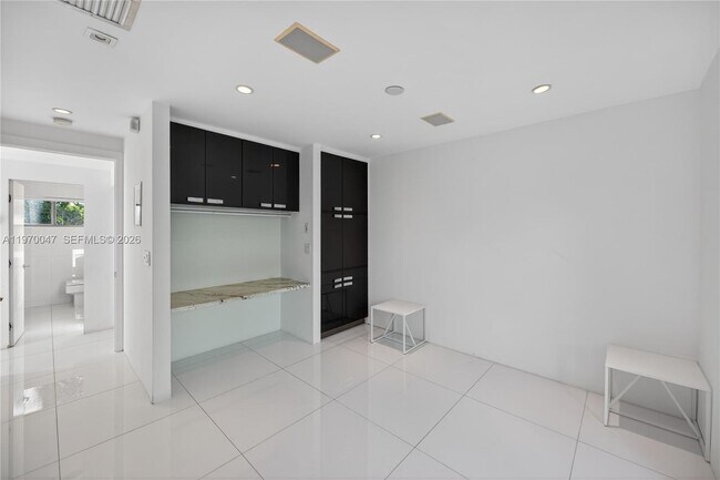 Building Photo - 1000 N Shore Dr