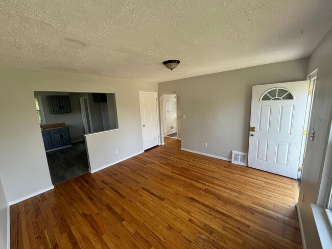 Building Photo - Gorgeous 3 bed 2 bath Eastpointe bungalow ...