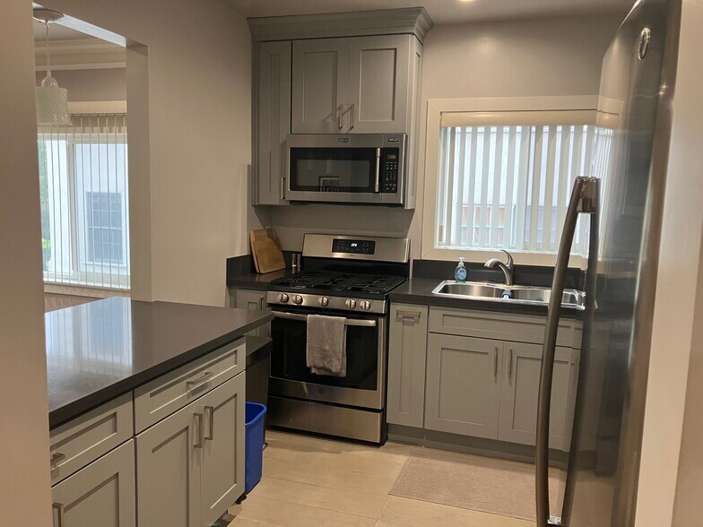 Building Photo - 2059 N Vermont Ave