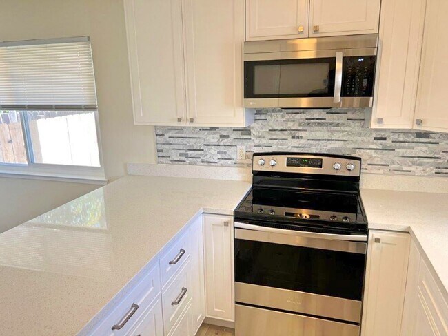 Building Photo - Remodeled 2 Bedroom Duplex w/ 1 Car Garage *Star Rentals