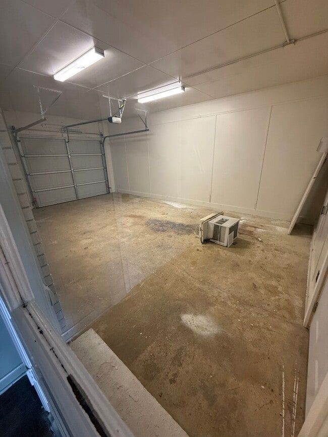 Building Photo - Renovated 5 Bedroom 2 Bath Home for Rent!