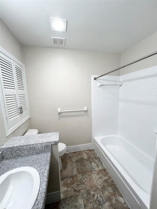 Building Photo - 2400 5th St