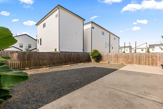 Building Photo - 2116 Live Oak St