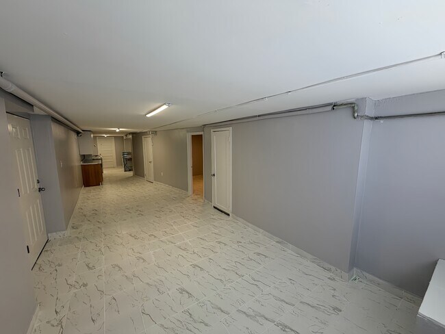 Building Photo - 3914 W Diversey Ave