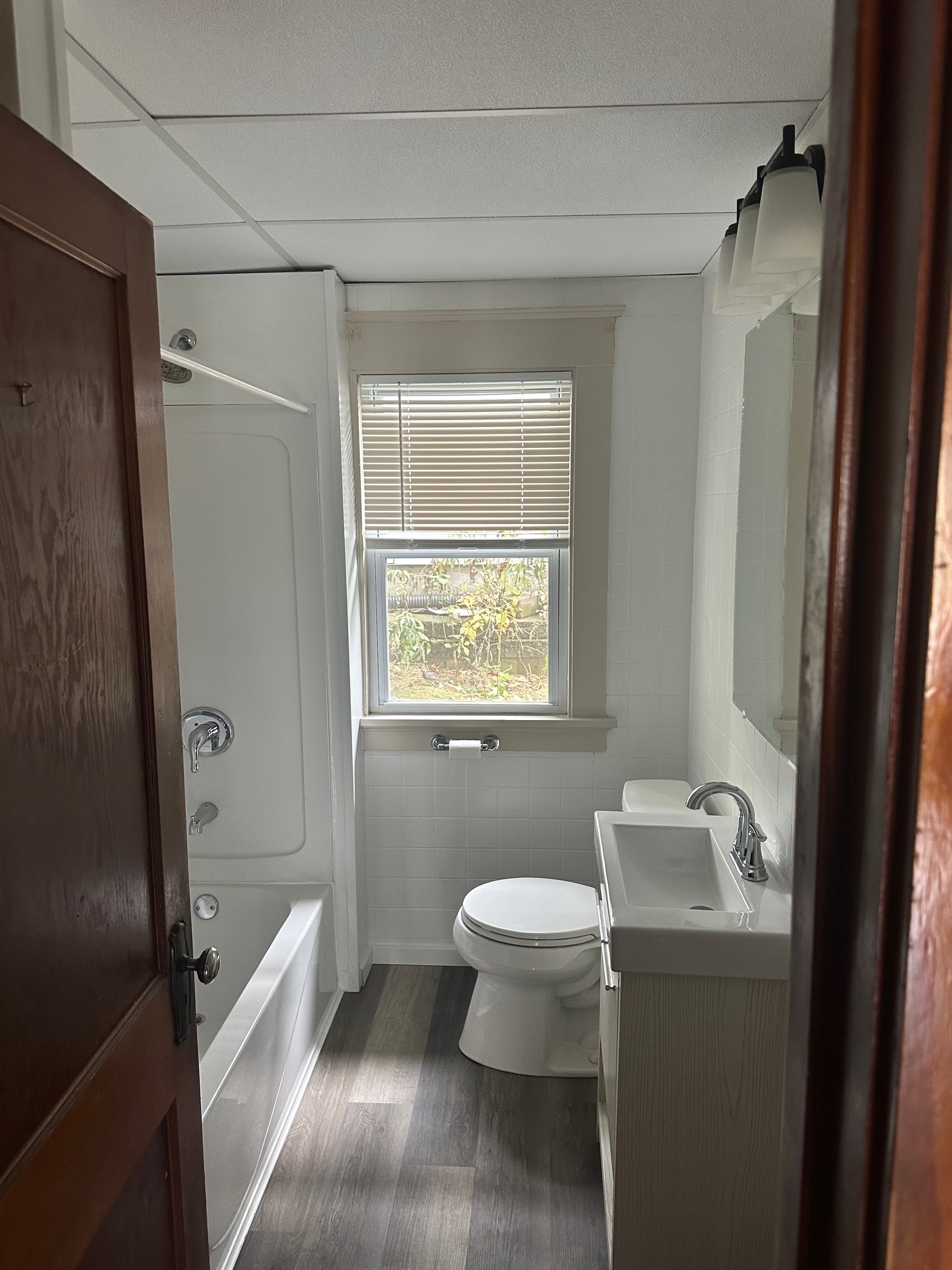 Bathroom - 507 Niagara Ave