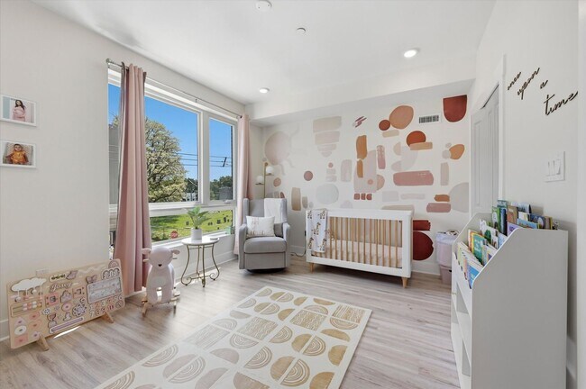 Building Photo - Detached Luxury 4BR/3B Retreat with Skyline Rooftop Deck, Wet Bars, Driveway & Massive Yard