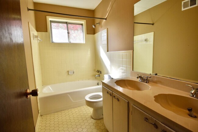 Building Photo - Spacious 4-Bedroom Home in Memphis-Comfort & Convenience!