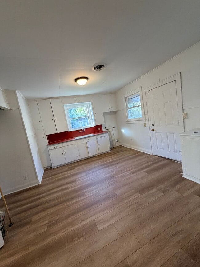 Building Photo - Beautiful 2 Bedroom Home - Just Updated and Central Air and Heat!