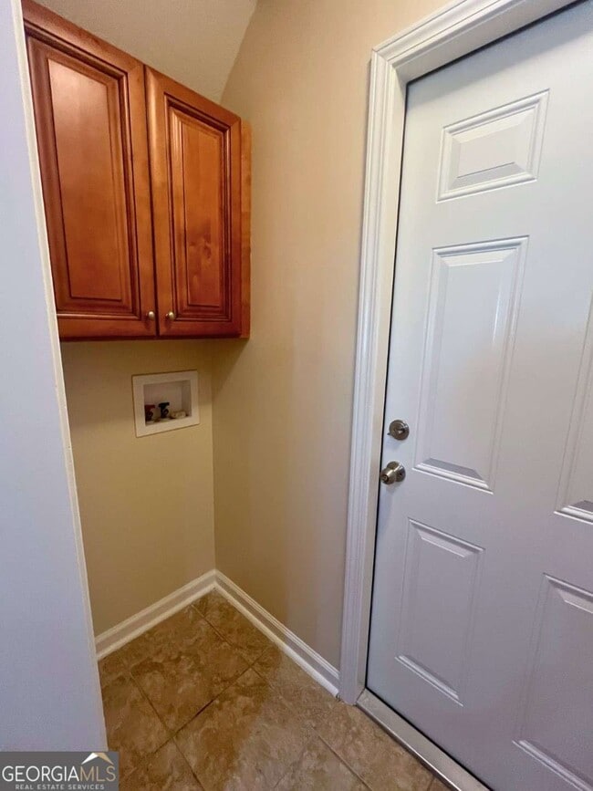 Building Photo - 303 Gary Cir