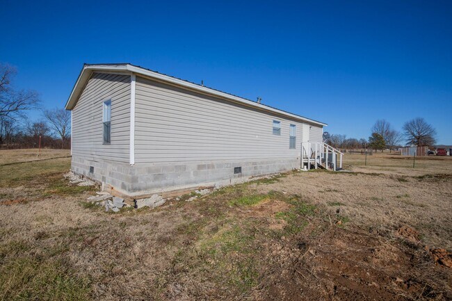 Building Photo - 17707 Bittersweet Rd