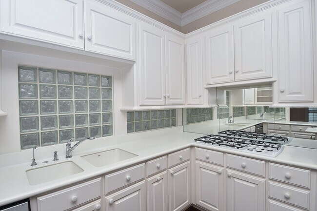 Building Photo - 2124 Nantucket Dr