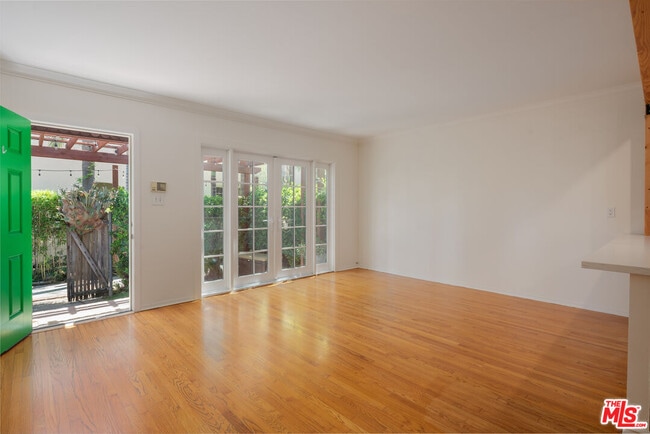 Building Photo - 818 1/2 N Sweetzer Ave