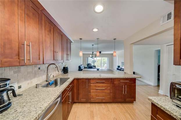 Building Photo - 3050 N Palm Aire Dr