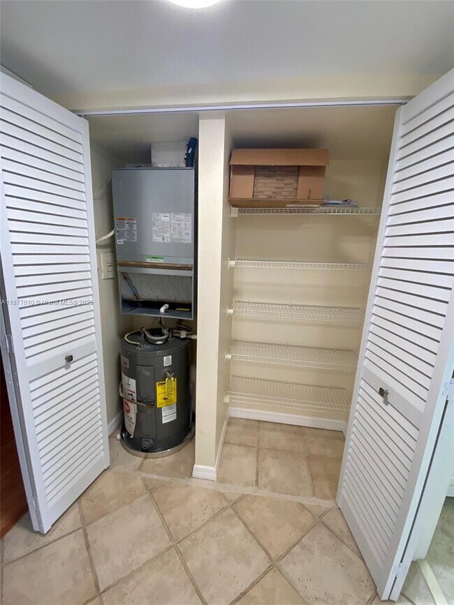 Building Photo - 8881 Fontainebleau Blvd