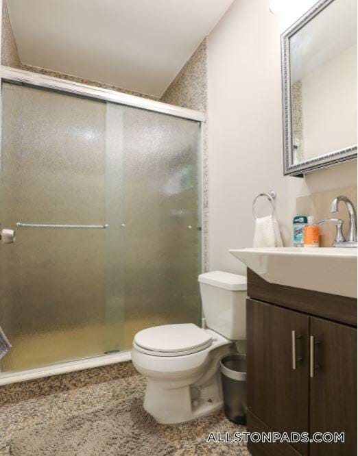 Building Photo - 77 Linden St