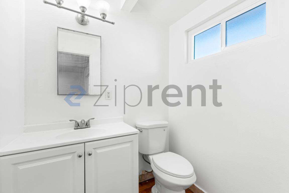 Building Photo - Unit 4
