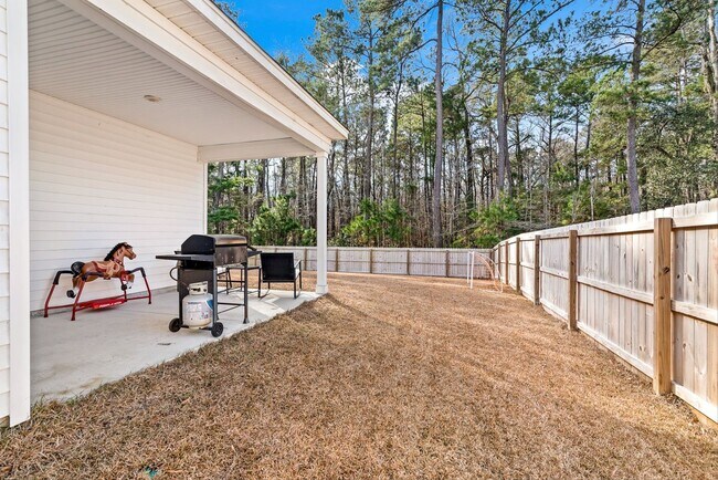 Building Photo - Modern Moncks Corner Home!