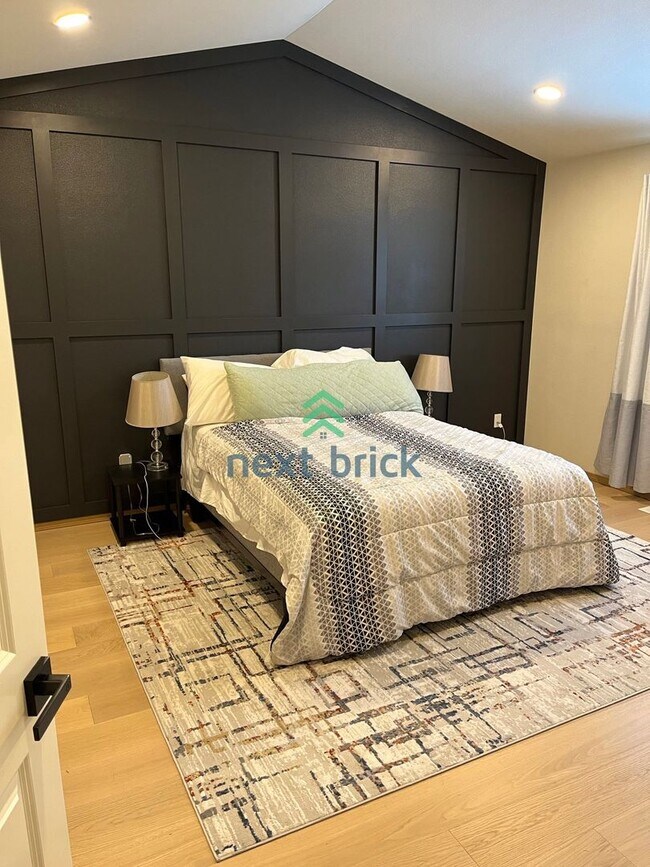 Building Photo - 4 BED & 2.5 SINGLE FAMILY HOUSE FOR RENT