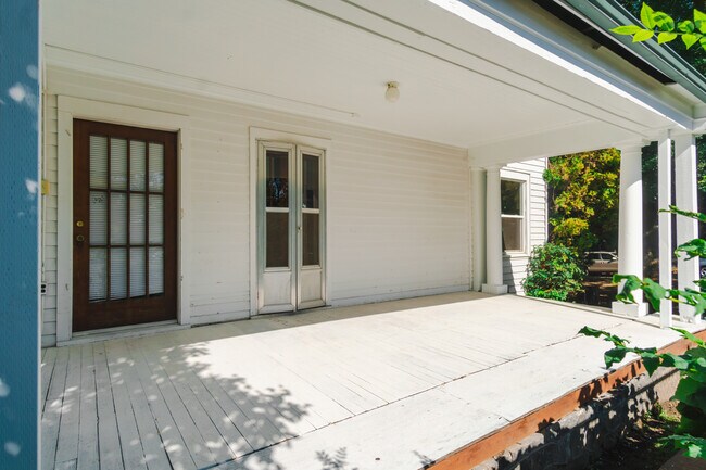 Building Photo - 315 NE Ash St