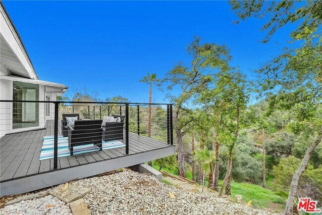 Building Photo - 222 El Cielo Ln