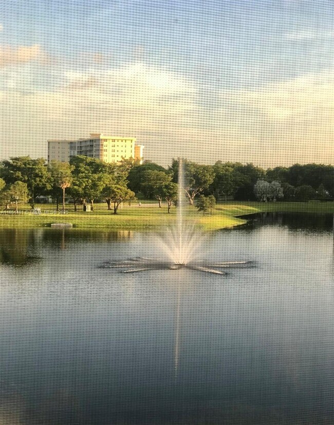 Building Photo - 2801 N Palm Aire Dr