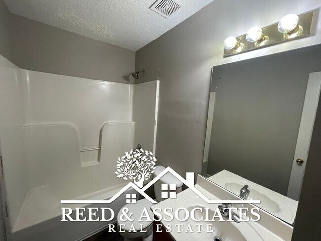 Building Photo - 3 Bedroom in Oakland!