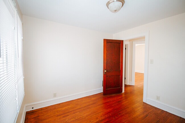 Building Photo - 1467 Sabra Rd
