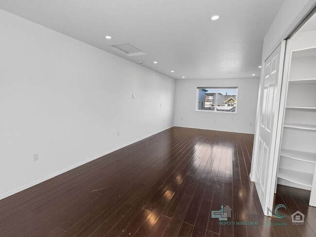 Building Photo - 849 1st Ave