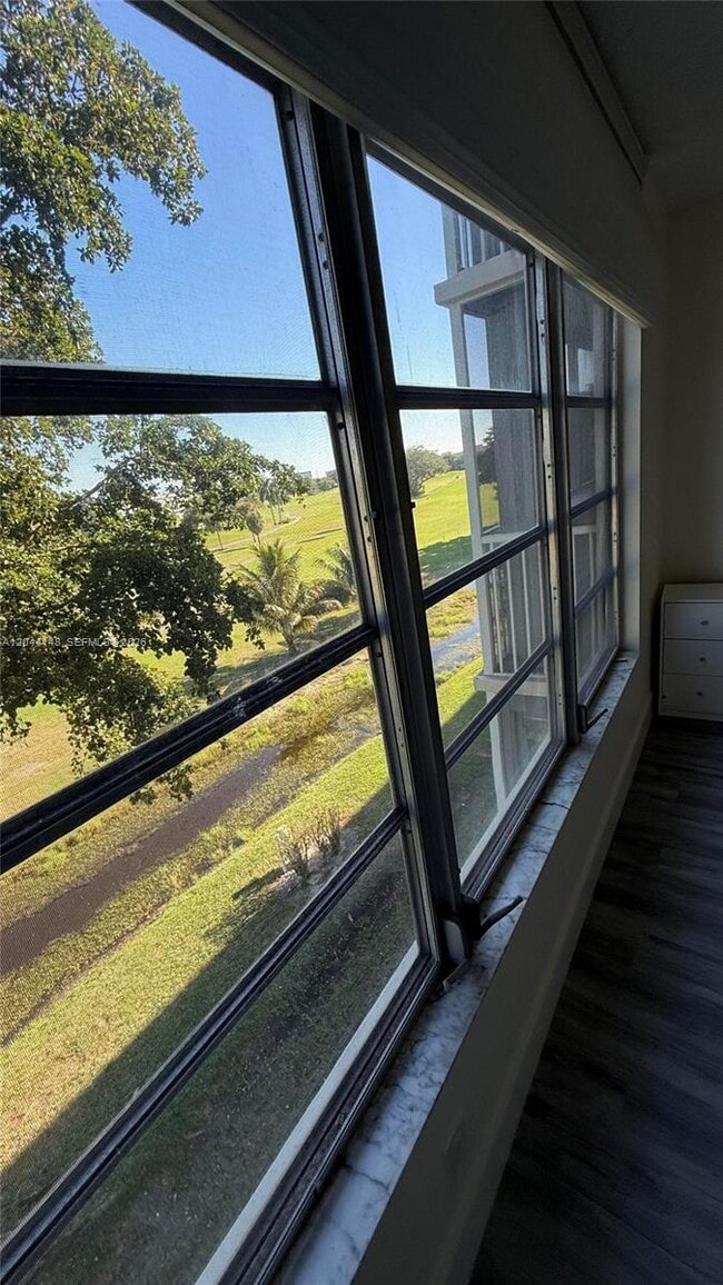 Building Photo - 2901 S Palm Aire Dr