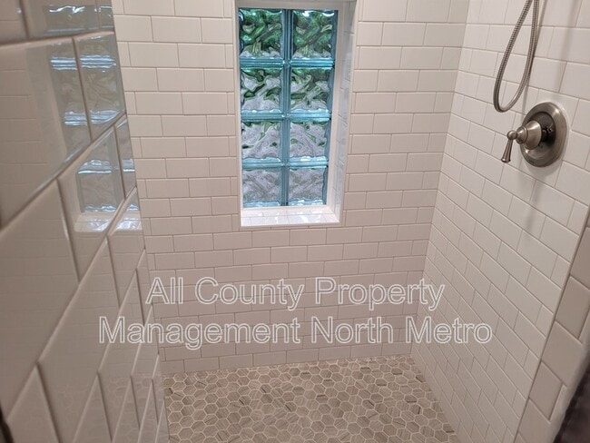 Building Photo - 5606 Roberts Dr