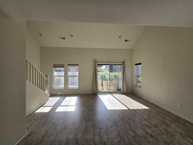 Building Photo - Stunning 3BR 3.5 BATHROOM House in Hayward