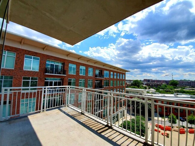 Building Photo - 220 Riverplace