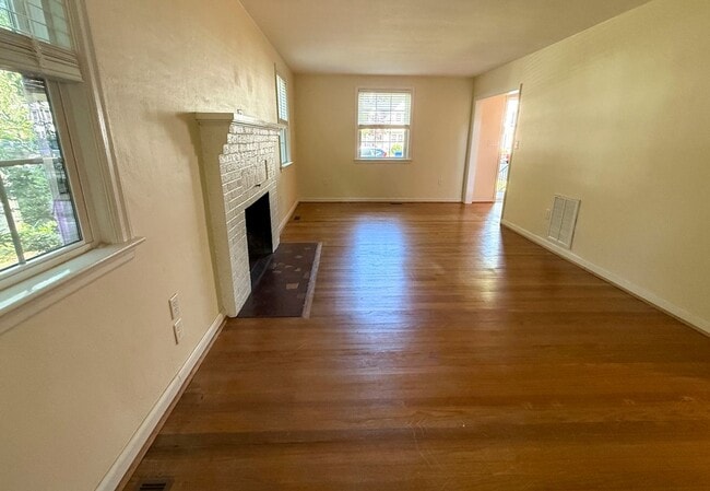 Building Photo - Beautiful 3BR/1.5BA Home in Newport News, VA - Move-in Ready!