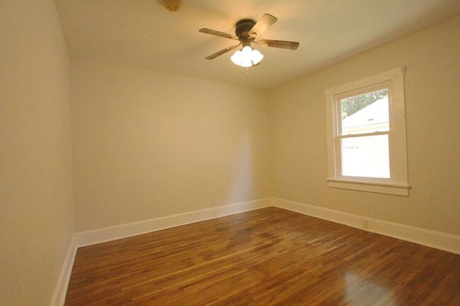 Building Photo - 625 E Cozy St
