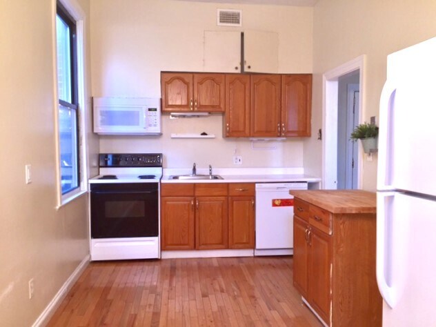 Building Photo - 329 E St SE