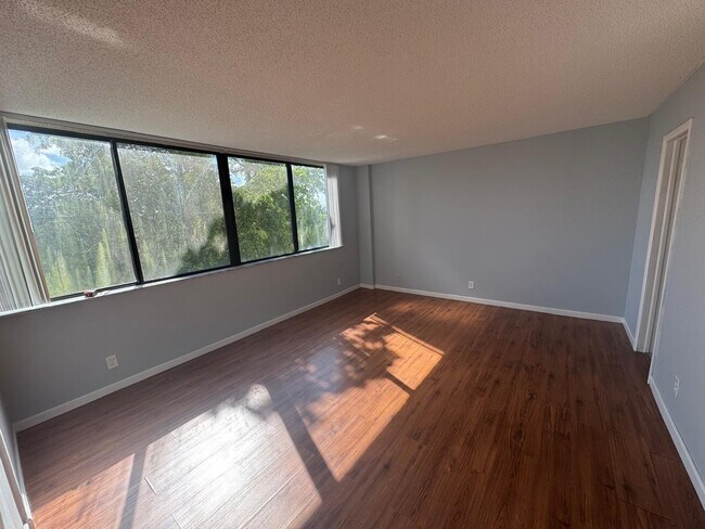 Building Photo - 4222 Inverrary Blvd