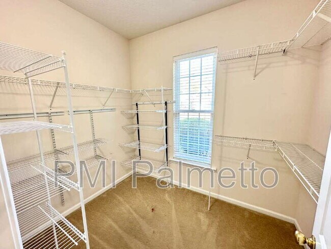 Building Photo - 303 Buckthorne Dr