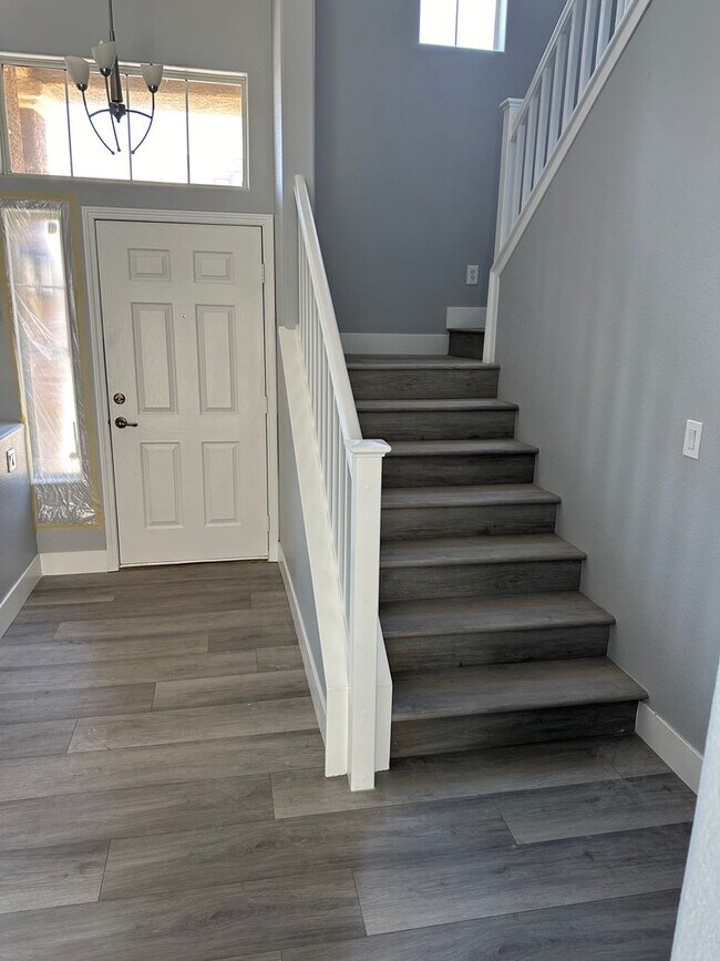 Building Photo - Newly Renovated 4 bedroom, 3 Bath with Pool