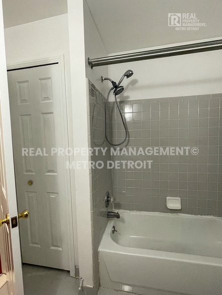 Building Photo - 5560 Seabreeze Ln