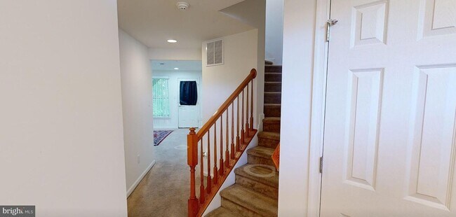 Building Photo - 60 River Ln