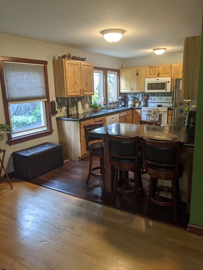 Building Photo - Amazing 4 Bedroom 2 Bathroom House with Garage!