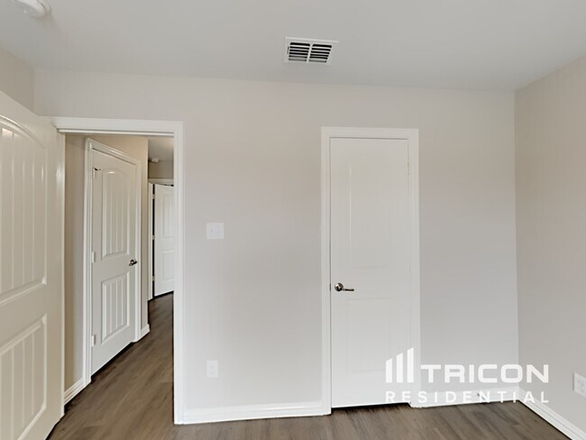 Building Photo - 1662 Pompano Beach Dr