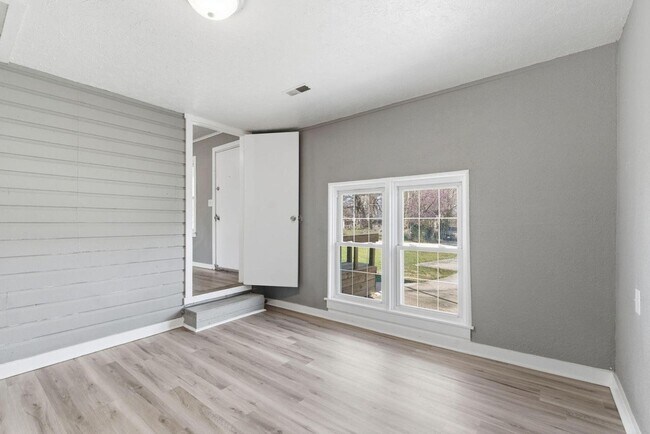 Building Photo - 3 Bedroom | 1 Bathroom Home | PET FRIENDLY!