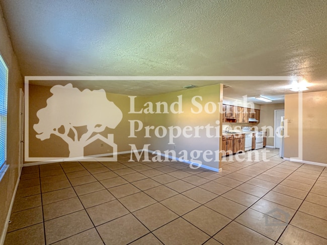 Building Photo - 2527 Crystal Lake Acres Dr