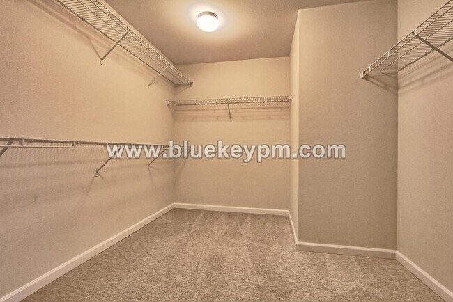 Building Photo - 3 Bed, 2.5 Bath Luxury Home in Ridgefield