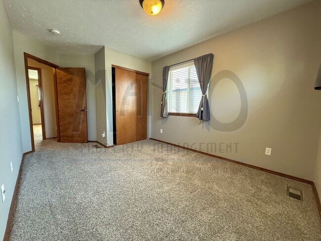 Building Photo - Spacious Eagle Ridge Home